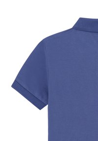 Polo majica od čvrstog tamnoplavog pamuka s teksturiranim završetkom, koja ima klasični ovratnik i rebraste manžetne. Prikazani detalj je dio na leđima oko ramena.