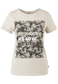 Krémové tričko s krátkým rukávem, s grafickým potiskem květinových vzorů a textem "SNIŽME, MILUJME, ŽIJME" v tučných černých písmenech.