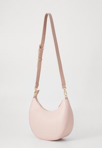 Sac à main en cuir rose avec une forme arrondie, une bandoulière réglable, des accessoires en or et une finition texturée. Il dispose d'une fermeture zippée sur le dessus et d'une poche avant.