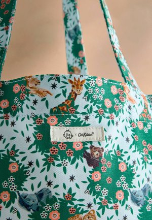 Zöld virágmintás vászontáska, amelyen állatillusztrációk találhatók, mint például egy zsiráf és egy elefánt. Címke "Cath Kidston®" felirattal.
