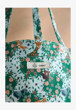 Torba na ramię z zielonym wzorem kwiatowym, z ilustracjami zwierząt takimi jak żyrafa i słoń. Metka z napisem "Cath Kidston®."