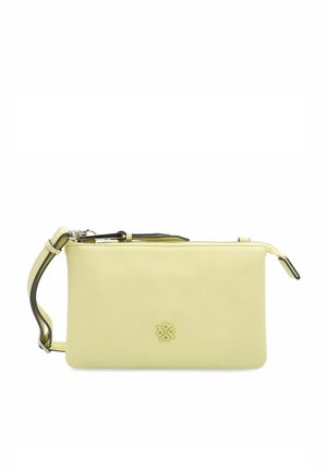 Geel leren clutch tas met een textuur, ritsluiting, een afneembare schouderband en een logo dat op de voorkant is gedrukt.