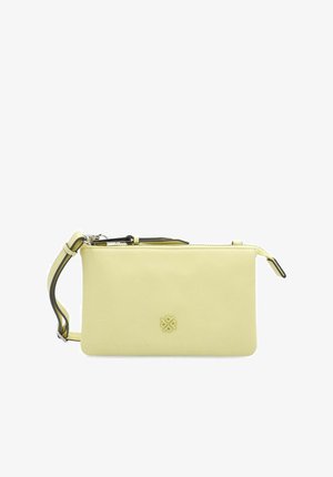 Geel leren clutch tas met een textuur, ritsluiting, een afneembare schouderband en een logo dat op de voorkant is gedrukt.