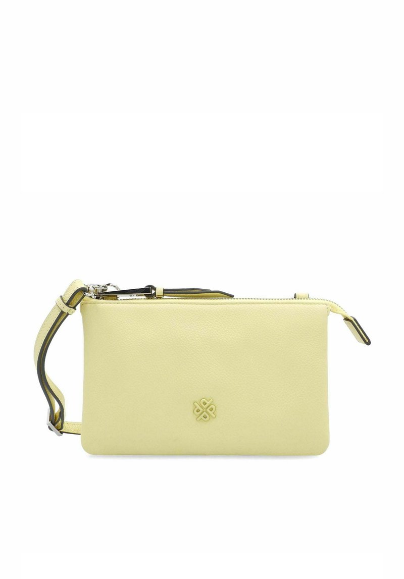 Geel leren clutch tas met een textuur, ritsluiting, een afneembare schouderband en een logo dat op de voorkant is gedrukt.