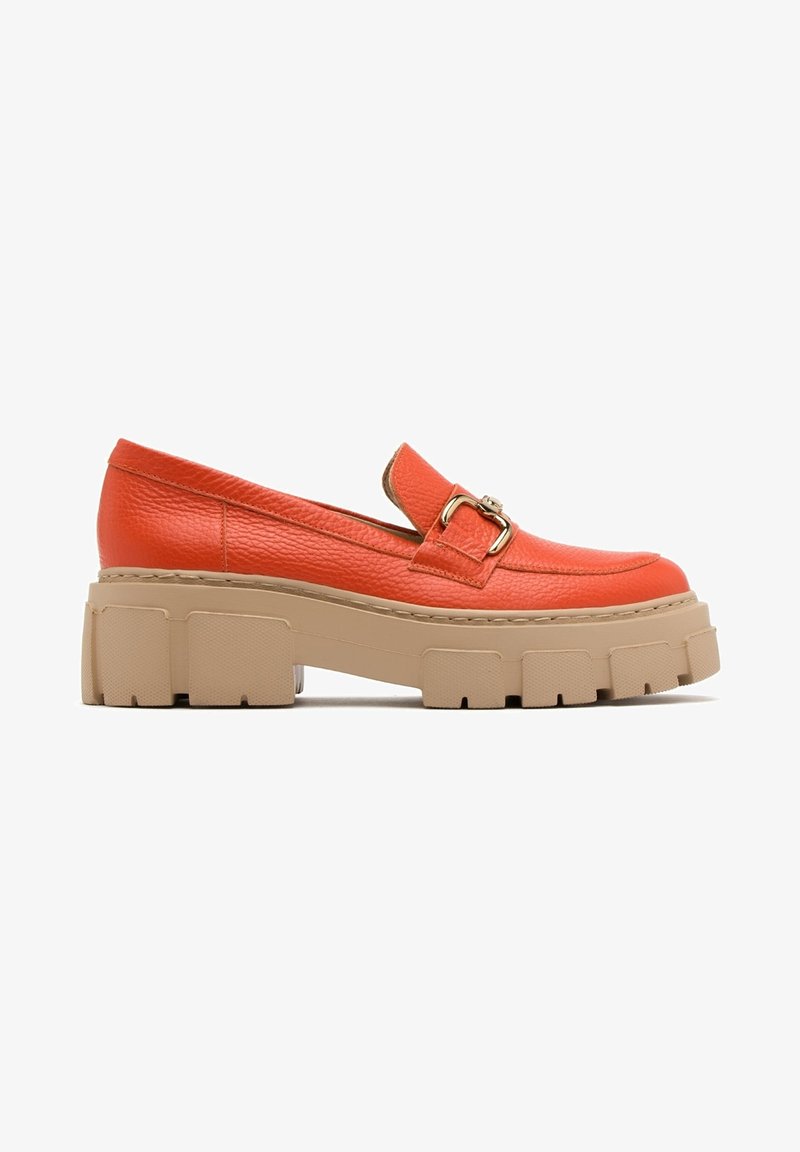 Mocassins en cuir orange avec une semelle plateforme beige épaisse, présentant une sangle décorative et un détail de boucle sur le dessus.