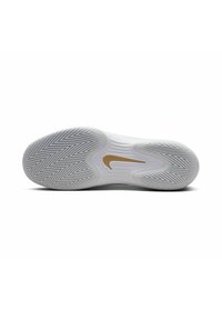 Weiße Sneaker-Sohle mit einem Fischgrätmuster und einem goldenen Nike-Swoosh-Logo im Mittelbereich. Glattes Gummi-Material mit strukturiertem Grip.