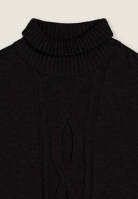 Pull col roulé noir avec un col côtelé, des éléments texturés et un motif tissé complexe à l'avant. Tissu doux.