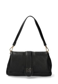 Borsa a tracolla nera in pelle di forma strutturata, con chiusura a pattina e un logo "M" dorato, e una tracolla sottile. Texture liscia.