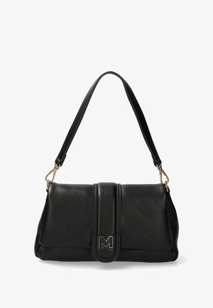 Zwarte leren handtas met een gestructureerde vorm, klepsluiting met een gouden "M" logo en een slanke schouderriem. Glad textuur.