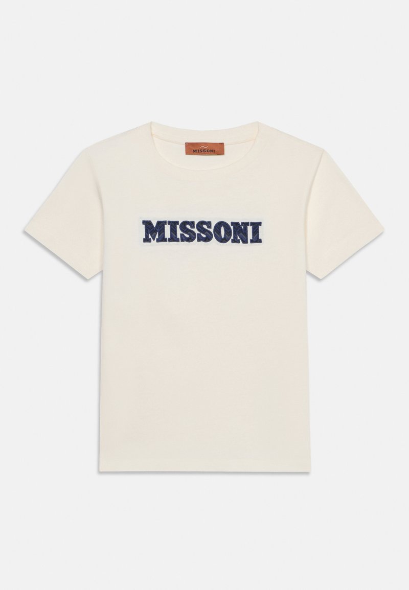Бяла тениска с къси ръкави и тъмносиньо "MISSONI" текст, бродиран на гърдите, и кръгло деколте.