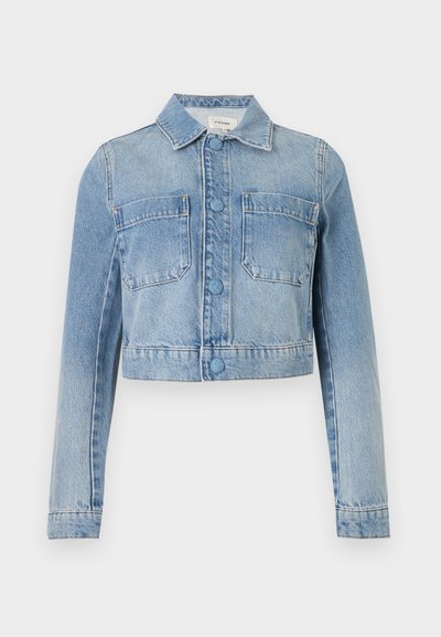 Γαλάζιο cropped denim μπουφάν με μακριά μανίκια, κούμπωμα με κουμπιά, δύο μπροστινές τσέπες στο στήθος και κλασικό γιακά.