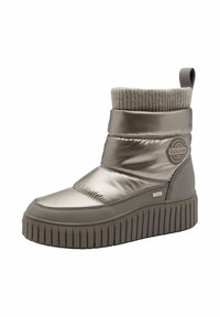 Botín sintético gris hasta el tobillo con parte superior acolchada, puño de punto y suela de goma gruesa con surcos verticales y acento de logo.