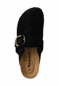 Sorte semsket slip-on sko med en bred stropp og gullspenne. Korkinnsats med merkevaren logo synlig. Flat såle og rund tådesign.