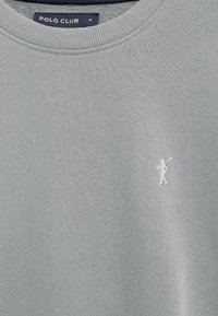 Maglione grigio chiaro con scollo tondo e piccola figura bianca ricamata che tiene una mazza da polo sul petto.