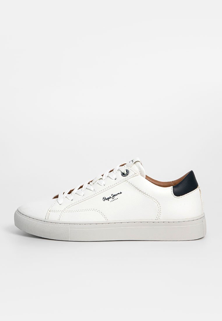 Sneaker in pelle bianca con texture liscia, punta rotonda, suola in gomma e accento nero sul tallone. Presenta un logo laterale e chiusura con lacci.