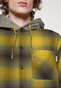 Redefined Rebel DALLAS SHIRT HOOD REGULAR FIT - Camisa - yellow