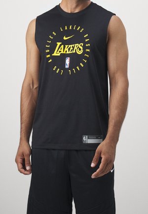 Homme portant un maillot de basket noir sans manches des Lakers avec un texte jaune et les logos NBA et Nike, assorti à un short noir.