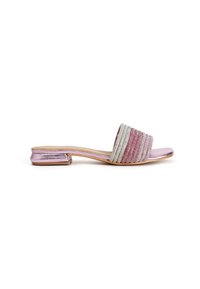 Sandalo scivolato open-toe con ampia fascia caratterizzata da un design di perline multicolori texturizzate. Tacco a blocco metallico viola. Soletta in pelle liscia.