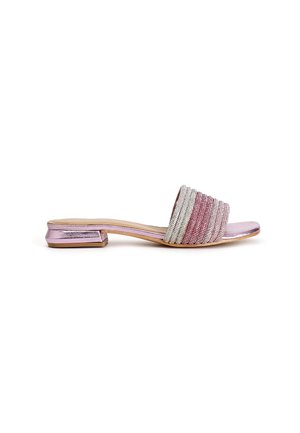 Sandalo scivolato open-toe con ampia fascia caratterizzata da un design di perline multicolori texturizzate. Tacco a blocco metallico viola. Soletta in pelle liscia.