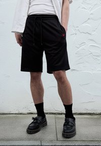 New Era Kratke hlače - black