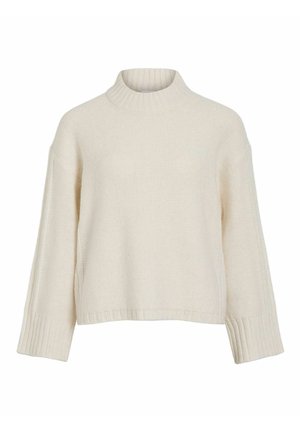 Gruby sweter dzianinowy w kremowym kolorze, z wysokim prążkowanym kołnierzem, opuszczonymi szwami ramion, szerokimi prążkowanymi mankietami i dołem, o fakturowanej powierzchni.