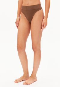 Bruine katoenen string met een brede tailleband, een gladde textuur en een minimalistisch ontwerp, met een lage taille en strakke randen.