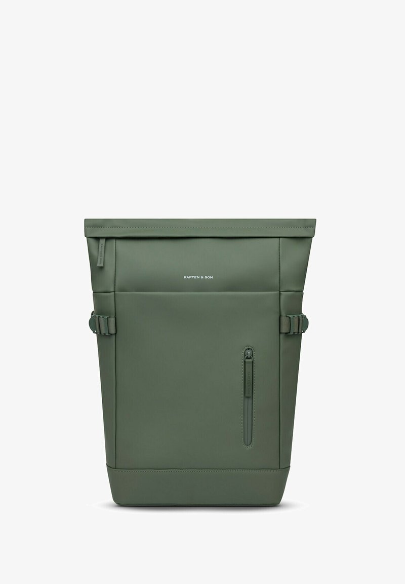 Groene roll-top rugzak gemaakt van duurzaam materiaal. Heeft verstelbare zijriemen en een voorste ritsvak voor extra opbergruimte.