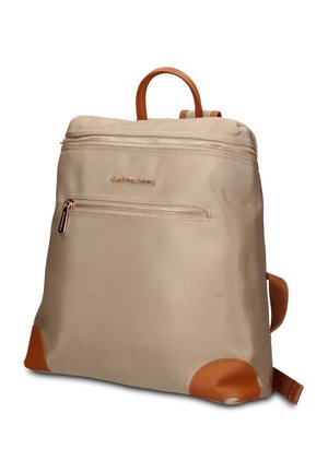 Sac à dos rectangulaire beige avec des accents en cuir marron, poignée supérieure, deux compartiments zippés et bretelles réglables.