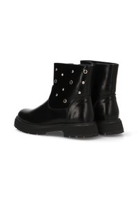Botas de tobillo de cuero negro con un acabado suave, que cuentan con tachuelas plateadas en los laterales, una suela de goma gruesa y un diseño de punta redondeada.