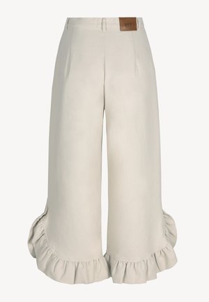 Beige, hoge taille, wijd uitlopende broek met gerimpelde zoom en een leren patchdetail op de tailleband, voorkant, op een effen achtergrond.