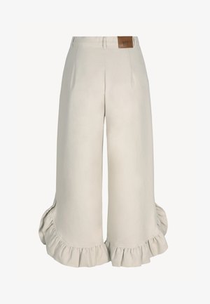 Beige, hoge taille, wijd uitlopende broek met gerimpelde zoom en een leren patchdetail op de tailleband, voorkant, op een effen achtergrond.