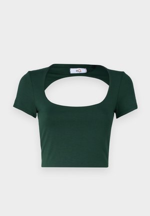Zelena skraćena majica od mekog materijala, s širokim četvrtastim izrezom i kratkim rukavima, s minimalnim detaljima šivanja.