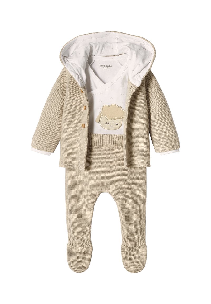 Beigefarbener gestrickter Babyanzug mit Kapuzenjacke, Fußhosen und einem weißen Oberteil mit einem lächelnden Schaf-Applikation.