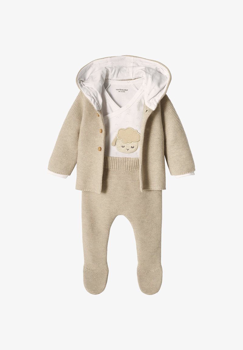 Beigefarbener gestrickter Babyanzug mit Kapuzenjacke, Fußhosen und einem weißen Oberteil mit einem lächelnden Schaf-Applikation.