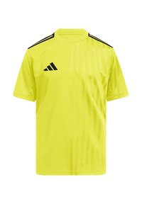 Gele sportieve t-shirt met korte mouwen. Bevat het zwarte Adidas-logo en strepen op de schouders. Gemaakt van soepel, lichtgewicht materiaal.