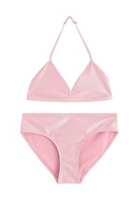 Różowy zestaw bikini z halterem, posiadający trójkątne miseczki oraz pasujące majtki. Materiał ma błyszczące wykończenie i gładką teksturę.