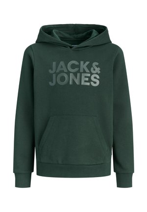 Garçon portant un sweat à capuche vert Jack & Jones, un jean ample bleu clair, des baskets beiges et une casquette grise, debout et souriant sur fond blanc.