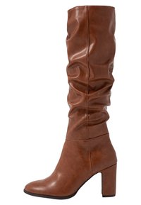 Botas marrones hasta la rodilla, hechas de cuero suave con un diseño arrugado, punta redondeada y un tacón robusto. La textura parece suave y ligeramente arrugada.