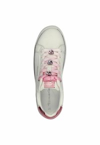 Sneaker bianco con accenti rosa, lacci texture, decorazioni metalliche e suola a contrasto. Presenta una punta arrotondata e una finitura liscia.