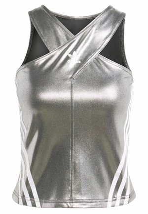 Top sportivo atletico metallizzato argento con spalline incrociate, strisce laterali bianche e logo sul petto. Texture liscia, design aderente.