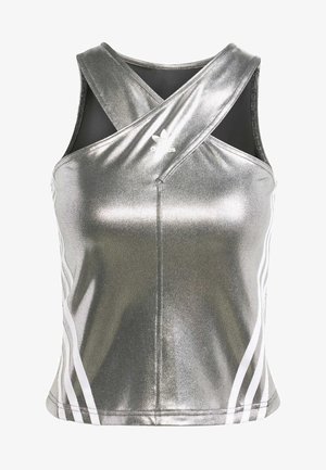Top sportivo atletico metallizzato argento con spalline incrociate, strisce laterali bianche e logo sul petto. Texture liscia, design aderente.