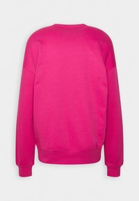 Sweat-shirt à manches longues rose vif avec poignets et ourlet côtelés, encolure ronde, présenté de dos sur un fond clair.