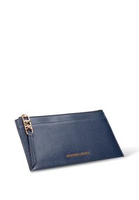 Marineblauwe leren portemonnee met een gestructureerde afwerking, gouden hardware en een zijrits. Voorzien van een logo dat is geperst aan de voorkant en een polsbandje.