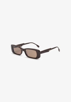 Lunettes de soleil rectangulaires brunes avec des verres teintés moyens, une monture en plastique glossy, des accents texturés sur les branches et un subtil détail en or.