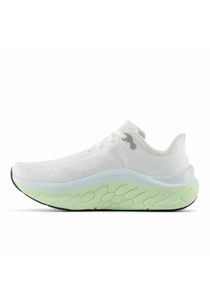 Zapatilla deportiva blanca con parte superior de tejido texturizado, suela de goma verde claro y un diseño de entresuela suave. Presenta una puntera redondeada y cierre de cordones.