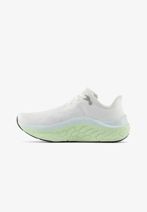Zapatilla deportiva blanca con parte superior de tejido texturizado, suela de goma verde claro y un diseño de entresuela suave. Presenta una puntera redondeada y cierre de cordones.