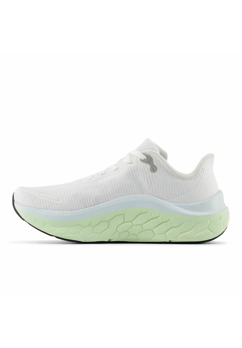 Zapatilla deportiva blanca con parte superior de tejido texturizado, suela de goma verde claro y un diseño de entresuela suave. Presenta una puntera redondeada y cierre de cordones.