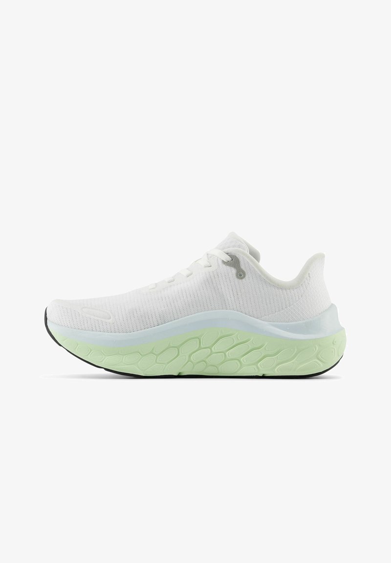 Zapatilla deportiva blanca con parte superior de tejido texturizado, suela de goma verde claro y un diseño de entresuela suave. Presenta una puntera redondeada y cierre de cordones.