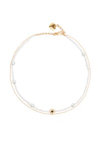 Collana oro con tre filamenti. Presenta perline bianche e un ciondolo circolare con un accento a forma di cuore al centro. Lunghezza regolabile.