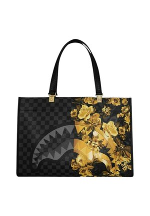 Bolso tote de cuadros negros con asas negras, con un diseño de boca de tiburón parcialmente superpuesto con patrones florales amarillos y dorados.